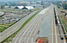 Stacja Gdańsk Zaspa Towarowa, widok z góry na tory i pociągi towarowe. fot. Szymon Danielek, Damian Strzemkowski