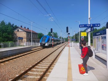 Stacja Skoczów, pociąg wjeżdża do stacji, fot. Katarzyna Głowacka