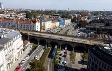 Widok z lotu ptaka na wiadukt kolejowy nad ul. Grzegórzecką w Krakowie, od strony ul. Dietla fot. Piotr Hamarnik