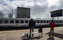 Podróżni na peronie stacji Warszawa Zachodnia, w tle pociąg, fot. Izabela Miernikiewicz