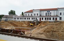 Stacja Ełk - koparka pracuje na budowie tunelu. Fot. Tomasz Łotowski PKP Polskie Linie Kolejowe S.A.