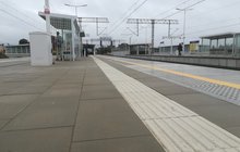 Wypukła faktura na nowym peronie w Rokietnicy na linii Poznań - Szczecin. fot. Radek Śledziński