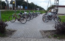 Stojaki rowerowe przy przystanku Halinów, fot. Robert Oksiejuk