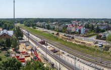 Głowno - budowa kładki nad torami, maszyny pracownicy fot. Janusz Błachut