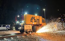 Pociąg Speno podczas szlifowania szyn. Lawina iskier_fot. Karol Dulęba, Budimex S.A.