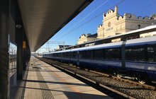Pociąg na stacji w Lublin Główny, widać budynek dworca, fot. Anna Znajewska-Pawluk