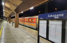 Pociąg regionalny stoi przy peronie na stacji Zakopane fot. Piotr Hamarnik (2)