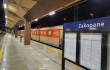 Pociąg regionalny stoi przy peronie na stacji Zakopane fot. Piotr Hamarnik (2)