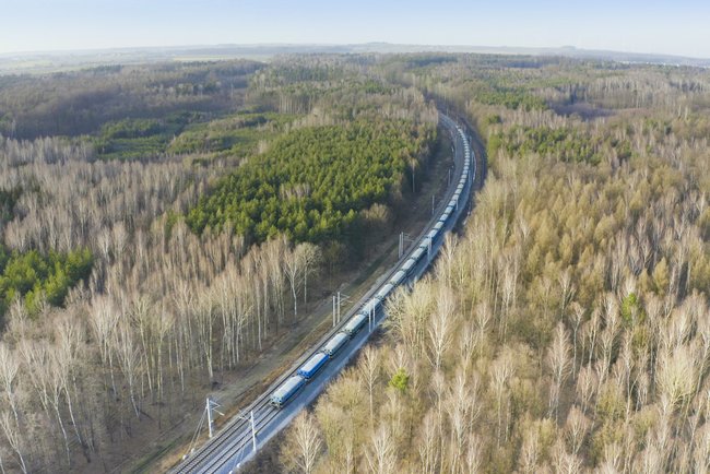 Pociąg towarowy na LK nr 153, okolice DK-94, 9.03.2021 r., Szymon Grochowski, źródło PKP Polskie Linie Kolejowe S.A.