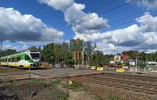 Przejazd kolejowo-drogowy w Sulejówku - pociąg osobowy Kolei Mazowieckich, przy przejeździe prace fot. Martyn Janduła
