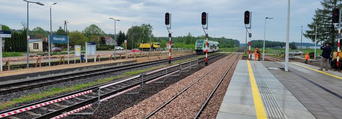 Stacja Niemojki - pociąg wjeżdża na stację. Autor Mirosław Siemieniec