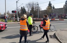 Bezpieczny przejazd Częstochowa, rowerzysta, rozdawanie ulotek, fot. Katarzyna Głowacka