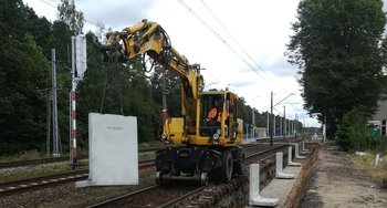 Prace przy przebudowie peronu na stacji Domanin