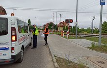 Kolejarze wręczający ulotki kierowcom na przejeździe Olsztyn Redykajny, fot. Martyn Janduła