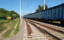 Rozjazd na linii nr 7, w tle koparka pracująca przy budowie łącznicy i pociąg towarowy, fot. Grzegorz Markowski PLK