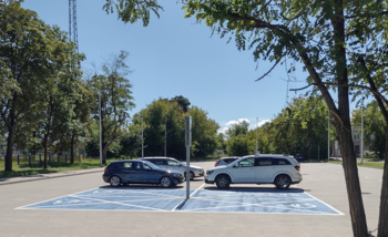 Samochody parkują na nowym parkingu przy stacji w Mławie, fot. A. Puzewicz