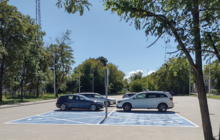 Samochody parkują na nowym parkingu przy stacji w Mławie, fot. A. Puzewicz