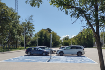 Samochody parkują na nowym parkingu przy stacji w Mławie, fot. A. Puzewicz