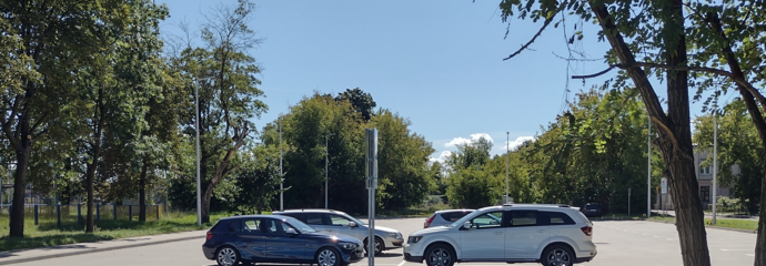 Samochody parkują na nowym parkingu przy stacji w Mławie, fot. A. Puzewicz