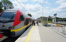 Stacja Pabianice nowy peron, podróżni wsiadają do pociągu. Fot. Anna Hampel
