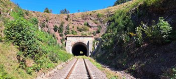 Tunel kolejowy w Unisławiu Śląskim Tunel kolejowy w Unisławiu Śląskim 2025r. Fot. A. Mielczarek