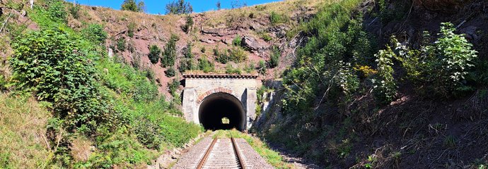 Tunel kolejowy w Unisławiu Śląskim Tunel kolejowy w Unisławiu Śląskim 2025r. Fot. A. Mielczarek