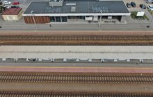 Widok z góry na stację w Ciechanowie, widać tory i peron, fot. P. Mieszkowski, A.Lewandowski