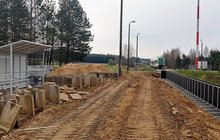 Przystanek Gliniszcze, widok na budowę i pociąg na przejeździe, fot. Zbigniew Tomaszewski PKP Polskie Linie Kolejowe SA
