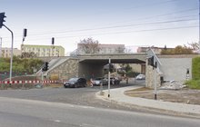 Chrzanów -wiadukt ul. Kadłubek- pod obiektem jadą auta, obok budowa chodnika i oznakowania, fot. Szymon Grochowski