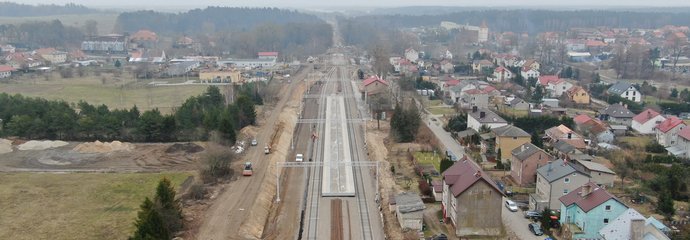 Nowe tory, konstrukcja peronu i elementy sieci trakcyjnej_fot. Damian Strzemkowski