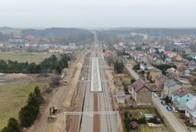 Nowe tory, konstrukcja peronu i elementy sieci trakcyjnej_fot. Damian Strzemkowski