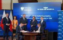 Przedstawiciele PLK SA oraz ZRK DOM podpisują umowę na budowę przejścia po LK996_fot. Michał Ruczyński