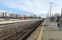 Stacja Oświęcim - konstrukcje nowych peronów i wiat, pracuje sprzęt i pracownicy, fot. Dorota Szalacha (1)