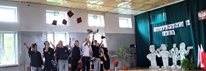 uczniowie na zakończeniu roku ZS nr 4 Kutno Azory aut. Karolina Klostowska