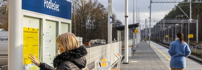 Pasażerowie czekający na pociąg na nowym peronie w Podlesciu, fot. Łukasz Bryłowski