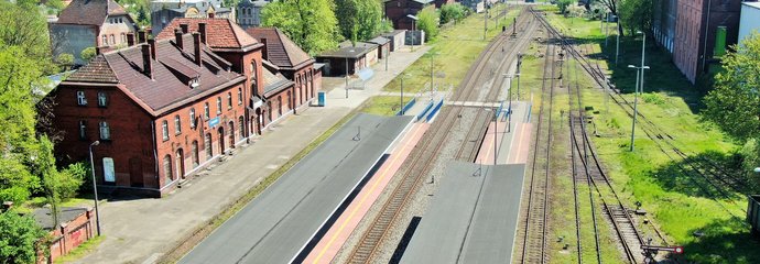 Perony, tory i dworzec kolejowy na stacji Chełmża. Fot. Szymon Danielek