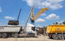 Plac budowy tunelu średnicowego, ciężarówki i maszyny w tle, fot. M. Siemieniec