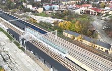 Stacja Olkusz z nowymi torami, peronami i przejściem podziemnym, jest też pociąg towarowy, fot. Krzysztof Dzidek (4)