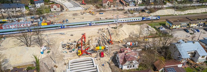 Widok z lotu ptaka na maszyny i wykonawców na budowie tunelu kolejowo-drogowego w Sulejówku, fot. Artur Banach (1)