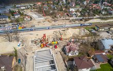 Widok z lotu ptaka na maszyny i wykonawców na budowie tunelu kolejowo-drogowego w Sulejówku, fot. Artur Banach (1)