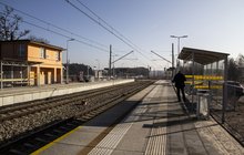 Widok na perony na przystanku Czarnca, na jednym z nich podróżny, w tle przejazd i tory kolejowe, fot. Izabela Miernikiewicz