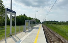 Głogów Małopolski na l.nr 71, widać peron nowego przystanku tablice informacyjne i wiaty, fot. Paulina Demska
