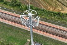 Maszt GSM-R przy linii kolejowej fot. Paweł Mieszkowski (1)