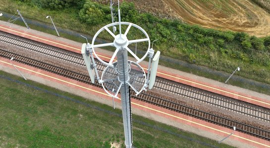 Maszt GSM-R przy linii kolejowej fot. Paweł Mieszkowski (1)