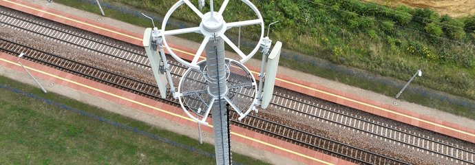 Maszt GSM-R przy linii kolejowej fot. Paweł Mieszkowski (1)