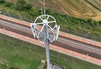 Maszt GSM-R przy linii kolejowej fot. Paweł Mieszkowski (1)