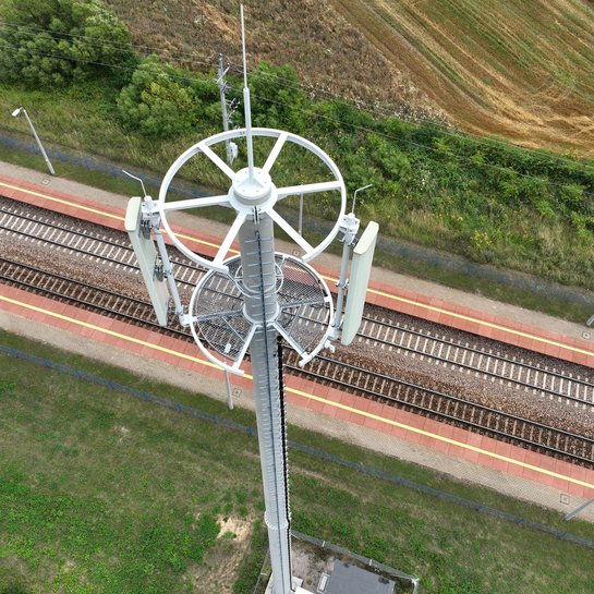 Maszt GSM-R przy linii kolejowej fot. Paweł Mieszkowski (1)