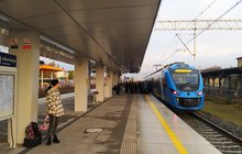 Pasażerowie wsiadający do pociągu na stacji Stargard_fot. Bartosz Pietrzykowski