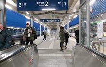 Zmodernizowana stacja Rzeszów Główny, podróżni korzystają z nowych peronów, schodów ruchomych, wind, fot. Kamil Mergel