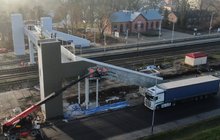 Budowa kładki nad torami w Strykowie, tory, perony, robotnicy fot. Artur Lewandowski, Paweł Mieszkowski